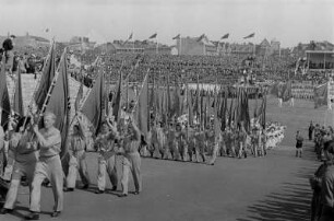 Sportlerparade im Walter-Ulbricht-Stadion : Fahnenträger im Paradezug beim Ausmarsch aus dem Stadion