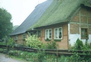 Am Mühlenteich 10: Fachwerkkate mit Reetdach: traufständige Straßenfront: rechts Wohntrakt, links Wirtschaftstrakt
