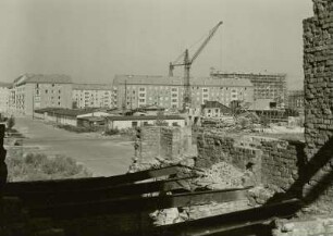 Dresden-Striesen. Großbaustelle mit Großblockbauweise von einem Trümmerstück der Laubestraße : Großblockbauweise
