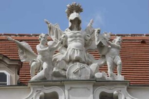 Tropaion mit Putti
