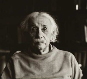Der Physiker Albert Einstein in seinem Haus in Princeton