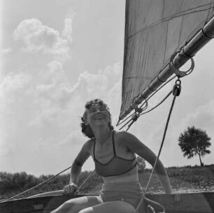 Elisabeth Gremmler übernimmt das Ruder des Segelboots