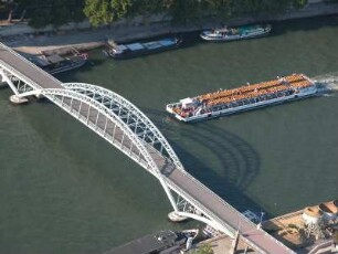 Blick vom Eiffelturm auf Seine mit Ausflugsschiff