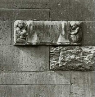 Figuren mit Spruchband "Spare in der Zeit, so hast du in der Not"