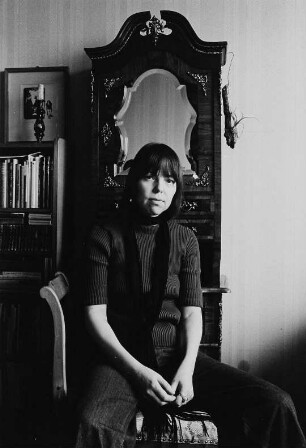 Die Schriftstellerin Sarah Kirsch (1935-2013) in ihrer Wohnung in Berlin-Mitte