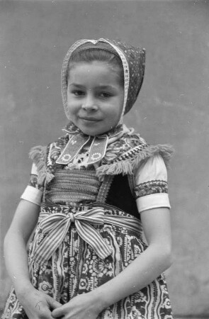 Schulmädchen in Schleifer Tracht. : Šulska holca w Slepjanskej drasće.
