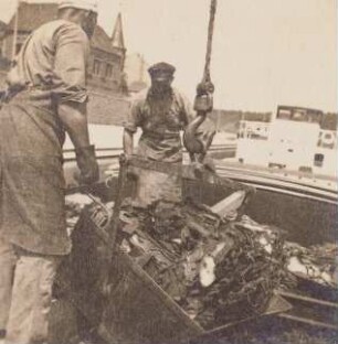 Elbschiffer, Meißen, Arbeiter laden Schrott auf ein Motorschiff