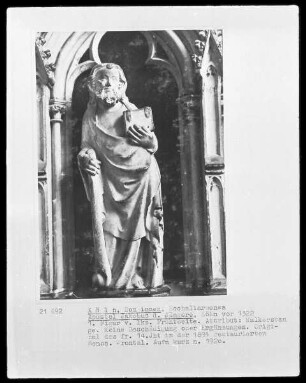 Hochaltarmensa, Vorderseite, 1. Figur von links: Jacobus minor mit dem Attribut seines Martyriums, der Walkerstange