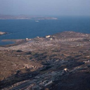 Delos, Blick von Kynthos zum Heiligen Hafen auf Ríneia und (im Dunst) auf Tinos