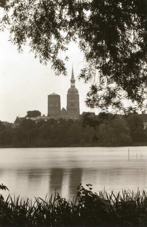 Stralsund. Blick über den Knieperteich gegen Rathaus und Nikolaikirche