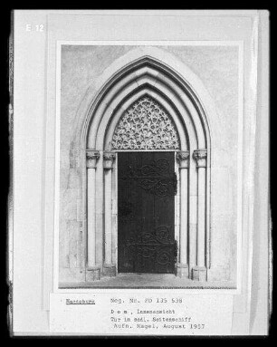 Magdeburg, Dom St. Mauritius und St. Katharina, Innenaufnahme, Langhaus : Portal zur Sakristei im südlichen Seitenschiff
