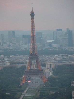 Eiffelturm abends und westliche Vorstädte, gesehen vom Tour Montparnasse