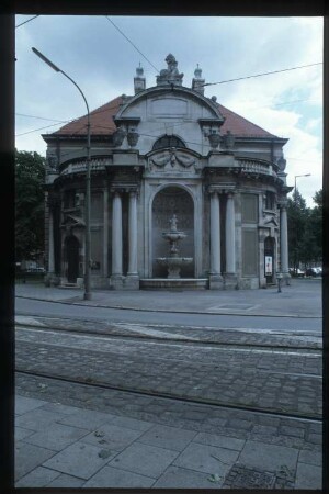 München, Bayerisches Nationalmuseum : (Werkstättentrakt, Fassade Ecke Lerchenfeldstr./Prinzregentenstr.)