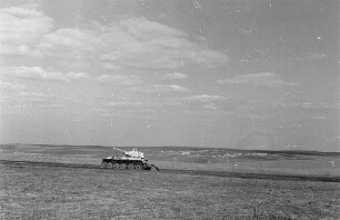 Zweiter Weltkrieg. Frontbilder. Sowjetunion. Ebene Landschaft mit Panzer