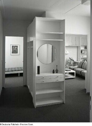 Vierraumwohnung des Typs WBS 70. Küche. Blick aus dem Flur mit Garderobe zum Kinderzimmer und zum Wohnzimmer