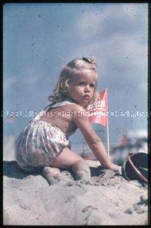 Kleines Mädchen am Strand