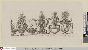 Sieben Vasen unterschiedlicher Ausfertigung; im Zentrum stützen drei Putten jeweils drei mit zarten Blumen gefüllten bauchigen Kannen.