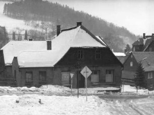 Klingenthal, Ernst-Thälmann-Straße. Wohnhaus. Straßenfront