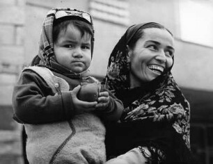 Frau und Tochter in Samarkand, ca. 1978