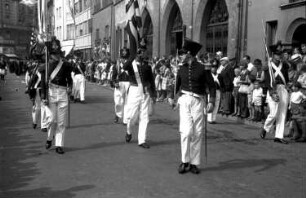 Basel (Schweiz): Markt; Gruppe mit weißen Hosen