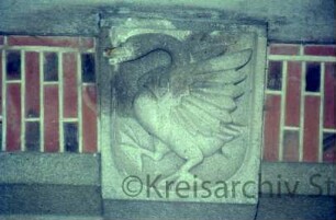 Hauptgebäude [Stormarnhaus, später Gebäude A]: Kunst am Bau: Steinrelief "Stormarnschwan" von Richard Kuöhl