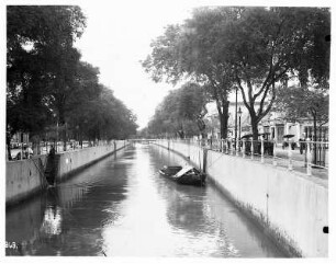 Batavia (Jakarta), Indonesien. Städtischer Kanal mit Boot im Vorort Weltevreden