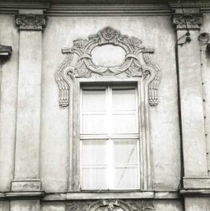 Cottbus. Ehemalige Kornbrennerei Ernst Graske : Cottbus. Wohnhaus, Burgstraße 17. Ende 19. Jahrhundert. Fenster der Portalachse