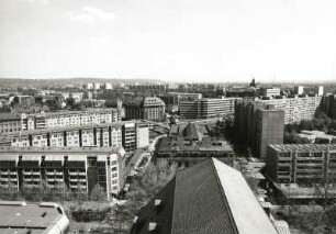 Dresden-Neustadt. Blick vom Turm der Dreikönigskirche über Hauptstraße, Markthalle und Albertplatz gegen das Staatsarchiv