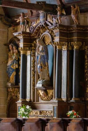 Frankreich. Bretagne. Finistere. Pleyben Christ. Umfriedeter Pfarrhof. Seitenaltar