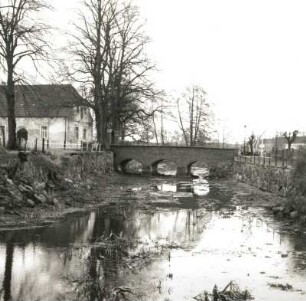 Mellenthin. Schloss (1575-1580). Schlossgraben und Strassenbrücke