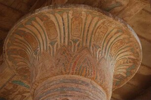 Luxor - Säulenkapitell : Farbiges Säulenkapitell im Ramesseum-Tempel des Pharao Ramses II. in Theben-West, aufgenommen 2006 bei Luxor