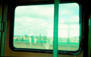 Norddeich: Aus Zugfenster des fahrenden Zuges, Marschlandschaft