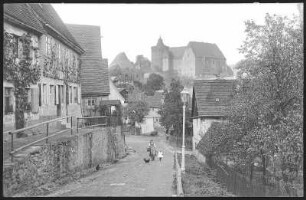 Leisnig. Bachgasse mit Blick zum Schloss Mildenstein