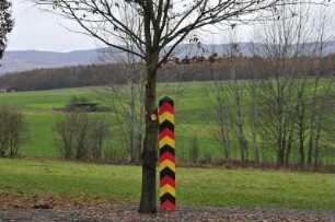 Ellrich - Grenzpfahl der DDR : An der ehemaligen innerdeutschen Grenze steht dieser erneuerte Original-DDR-Grenzpfahl zur Erinnerung. Aufgenommen am 15. November 2009 in Ellrich