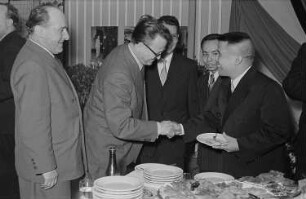 Empfang im vietnamesischen Ausstellungspavillon, Rolf Lemser (?) Messeamtsdirektor (2. v. re.)