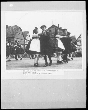 Ziegenhain, Festzug "Salatkirmes", Tanzgruppe in Schwälmer Tracht