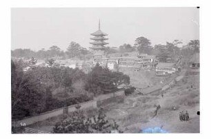 Nara, Japan. Stadtteilansicht mit Pagode Gojūnotō (1426) im Kōfuku-ji