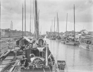 Hafen : Segelbbot liegen in einem Kanal vor Anker
