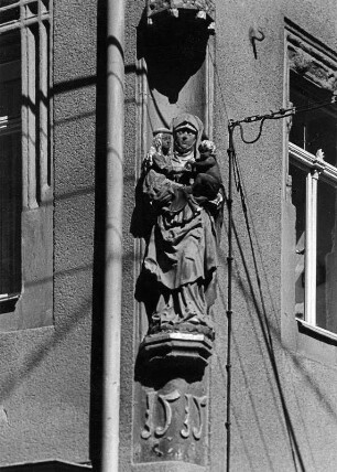 Freiberg. Skulptur der Anna selbdritt an der Ecke zur Enge Gasse (Kopie, Original als Leihgabe im Stadt- und Bergbaumuseum)