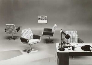 Drehsessel (Modell EW 2248) : Vier Sessel (1975; Möbelkombinat Erfurt (MKE)) und ein Schreibtisch