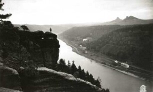 Sächsische Schweiz. Blick vom Elbtalwächter über die Elbe und Schmilka-Hirschmühle gegen Zirkelstein und Kaiserkrone