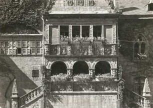 Rathaus : Südfront, Mittelstück mit Erker von 1541, 1945 stark zerstört
