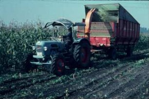 Fotografie: Erntetechnik, Feldhäcksler angebaut, Maisgebiss