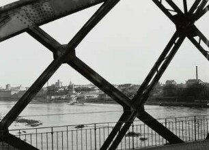 Stadtkern. Blick von der Eisenbahn- und Straßenbrücke über die Elbe (durch Stahlfachwerk der Überbauten)