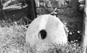 Kubschütz-Soritz. Ehem. Mühle, Mühlstein