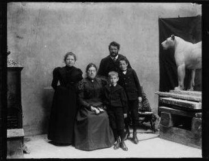 Ohne Titel (Familie Zille im Atelier von August Gaul)