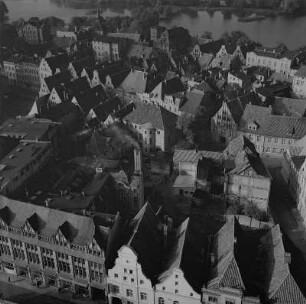 Stralsund. Blick von Turm der Nikolaikirche über die Dächer der Altstadt zum Kütertor und Knieperteich