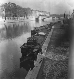 Frachtkähne auf der Seine (Aufnahme im Rahmen der Fotokampagne im besetzten Frankreich)