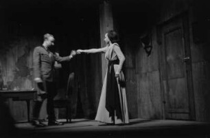 Szenenbilder aus dem Stück "Die Sonnenbrucks" von Leon Kruczkowski am Deutschen Theater Berlin