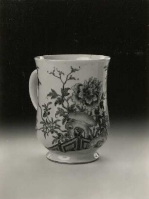 Krug (China, um 1730/1750; Porzellan, Aufglasurmalerei; Höhe 16 cm; Staatliche Kunstsammlungen Dresden (SKD)